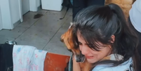 Mulher chora ao reencontrar cachorro perdido durante enchentes no RS; veja  Foto: Reprodução/Instagram