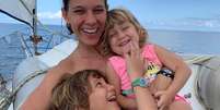 Com quase quatro anos que a família vive na embarcação, Ana Carolina Cerchiari explica como é a rotina e desafios com o marido e os dois filhos Foto: Reprodução/Arquivo pessoal