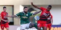 Disputa de bola durante o confronto entre Palmeiras e Athletico.   Foto: Cesar Greco/Palmeiras. / Esporte News Mundo