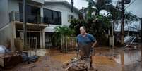 Casiano Baldasso limpa a sua casa após enchente no Rio Grande do Sul   Foto: Adriano Machado / Reuters