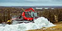 Máquina colocando neve em encosta  Foto: Ruka / BBC News Brasil