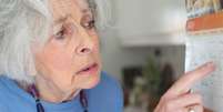 Mulher idosa apontando para um calendário com semblante preocupado  Foto: Getty Images / BBC News Brasil