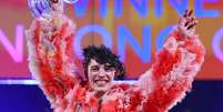 O cantor suíço Nemo com o belo troféu de cristal em formato de microfone antigo do Eurovision  Foto: Jens Büttner/picture alliance via Getty Images 