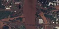 Uma imagem de satélite mostra a área em torno de uma ponte rodoviária sobre o Rio Taquari em Estrela (RS) após as enchentes (5 de maio de 2024)  Foto: Maxar Technologies/Handout via REUTERS 