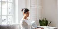 A meditação é benéfica para a saúde física e mental Foto: fizkes | Shutterstock / Portal EdiCase