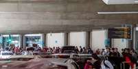 Local de embarque para passageiros de carros de aplicativos no piso inferior do Aeroporto de Congonhas tem engarrafamentos frequentes  Foto: Taba Benedicto/Estadão - 11/3/2024 / Estadão