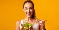 A ordem de ingestão dos alimentos pode impactar a forma como o corpo absorve os nutrientes  Foto: Prostock-studio | Shutterstock / Portal EdiCase