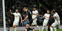 Ben Stansall/AFP via Getty Images - Legenda: Momento do primeiro gol marcado por Haaland na vitória do City sobre o Tottenham -  Foto: Ben Stansall/AFP via Getty Images / Jogada10