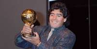  Foto: Pascal George/AFP via Getty Images - Legenda: Maradona posa para foto após receber a Bola de Ouro da Copa do Mundo de 1986 por sua atuação pela Argentina / Jogada10