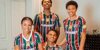 Thiago Silva e família vestem camisa do Fluminense em anúncio de retorno Foto: Reprodução/Instagram/Belle Silva