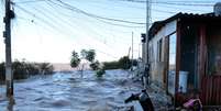 Vista da inundação causada pela elevação do nível do Lago Guaíba na Vila dos Sargentos, no bairro Serraria, na zona sul de Porto Alegre.  Foto: MARCELO OLIVEIRA/THENEWS2/ESTADÃO CONTEÚDO