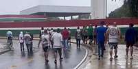 Torcedores do Fluminense caminhando até a entrada do CT do clube —  Foto: Reprodução / Esporte News Mundo