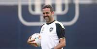  Foto: Vitor Silva/Botafogo - Legenda: Artur Jorge sorridente após contato com família minhota / Jogada10