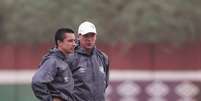  Foto: LUCAS MERÇON / FLUMINENSE F.C. - Legenda: Técnico do Fluminense, Fernando Diniz (dir.) conversa com auxiliar Eduardo Barros no CT Carlos Castilho / Jogada10