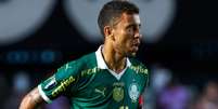  Foto: Cesar Greco/Palmeiras - Legenda: Marcos Rocha recebe homenagem, com a presença de familiares, após treino na Academia de Futebol / Jogada10