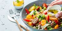 Saiba como temperar salada  Foto: Shutterstock / Alto Astral