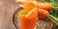 Suco de cenoura, laranja e mel  Foto: Africa Studio | Shutterstock / Portal EdiCase