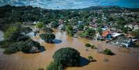 Cheia do Rio Guaíba ameaça Porto Alegre, capital do Rio Grande do Sul, após dias de chuva forte. (Imagem de 14/5/2024)  Foto: Jefferson Bernardes/Getty Images