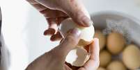 Pessoa descascando ovo cozido.  Foto: Sean De Burca / Getty Images