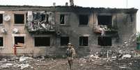 Um soldado ucraniano inspeciona um edifício destruído em Vovchansk  Foto: GEORGE IVANCHENKO/EPA-EFE/REX/Shutterstock / BBC News Brasil