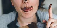 Entenda por que as mulheres usam o chocolate para espantar a solidão  Foto: Getty Images / burakkarademir / Bons Fluidos