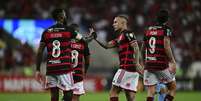 Gerson e Cebolinha comemoram primeiro gol do Flamengo no jogo (Photo by PABLO PORCIUNCULA/AFP via Getty Images)  Foto: Esporte News Mundo