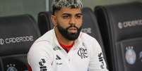 Gabigol no banco de reservas na partida contra o Grêmio (Photo by Pedro H. Tesch/Getty Images)  Foto: Esporte News Mundo