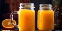 Suco de abacaxi, laranja e cúrcuma  Foto: zarzamora | Shutterstock / Portal EdiCase