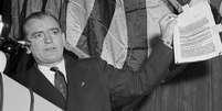 O controverso senador americano Joseph McCarthy se tornou uma celebridade quando garantiu ter uma lista de 205 espiões soviéticos que trabalhariam no governo dos Estados Unidos  Foto: Getty Images / BBC News Brasil