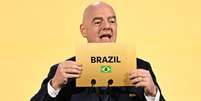  Foto: Reprodução Cazé TV - Legenda: Gianni Infantino anuncia Brasil como sede da Copa de 2027 / Jogada10