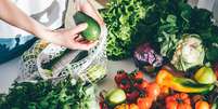 Imagem mostra verduras e legumes.   Foto: Maria Korneeva / Getty Images