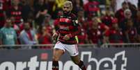 -  Foto: Reprodução/Internet - Legenda: Gabigol com camisa do Corinthians gera repercussão no Flamengo / Jogada10