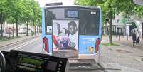 O anúncio com Pelé está na traseira de vários ônibus da capital francesa  Foto: Reprodução