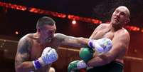 Tyson Fury x Oleksandr Usyk se enfrentaram neste sábado em Riad Foto: Divulgação/Top Rank / Esporte News Mundo