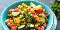 Salada de grão-de-bico com pepino, tomate e pimentão  Foto: Ivanna Pavliuk | Shutterstock / Portal EdiCase