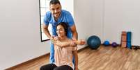 Praticar exercícios físicos é importante para a saúde da coluna  Foto: Krakenimages.com | Shutterstock / Portal EdiCase