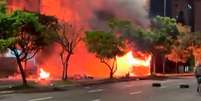 Grupo bloqueia rua e ateia fogo em ônibus em Porto Alegre  Foto: Reprodução