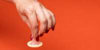 Saiba como fazer o descarte correto após o uso do preservativo, segundo especialistas  Foto: Imagem ilustrativa/Unsplash