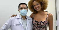 Gabriela Loran com o médico responsável pela cirurgia de redesignção sexual  Foto: Reprodução/Instagram