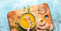Sopa de abóbora com cenoura e gengibre  Foto: jchizhe | Shutterstock / Portal EdiCase