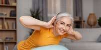 Exercícios mente-corpo são explorados para aliviar sintomas da menopausa  Foto: Prostock-studio | Shutterstock / Portal EdiCase