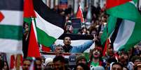 Manifestação em Dublin a favor dos palestinos  Foto: Clodagh Kilcoyne / Reuters