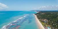 Vista aérea da Praia do Mucugê em Arraial d'Ajuda  Foto: J. Balla Photography/Unsplash / Viagem e Turismo