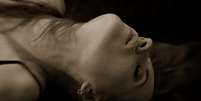 Mulher deitada com a cabeça para trás e olhos fechados  Foto: Getty Images / BBC News Brasil
