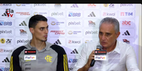 Tite na coletiva do Flamengo, com seu auxiliar técnico  Foto: Reprodução / FLATV / Esporte News Mundo