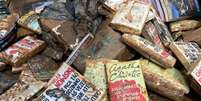 Editora compartilhou foto de livros destruídos pela enchente  Foto: Reprodução/Instagram
