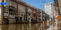 Algumas áreas do Centro Histórico de Porto Alegre permanecem alagadas nesta terça-feira (21), mesmo após 20 dias das águas do Guaíba invadirem a cidade.  Foto: EVANDRO LEAL/ENQUADRAR/ESTADÃO CONTEÚDO