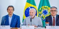 Lula entre os ministros Fernando Haddad (Fazenda) e Alexandre Padilha (Secretaria de Relações Institucionais) Foto: Ricardo Stuckert/Presidência da República