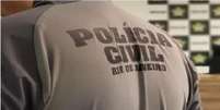 Agente utiliza camiseta da Polícia Civil do Rio de Janeiro  Foto: Divulgação/PCRJ