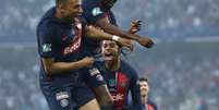 Franck Fife/AFP via Getty Images - Legenda: Jogadores de Lyon e PSG em disputa de bola na final da Copa da França -  Foto: Franck Fife/AFP via Getty Images / Jogada10